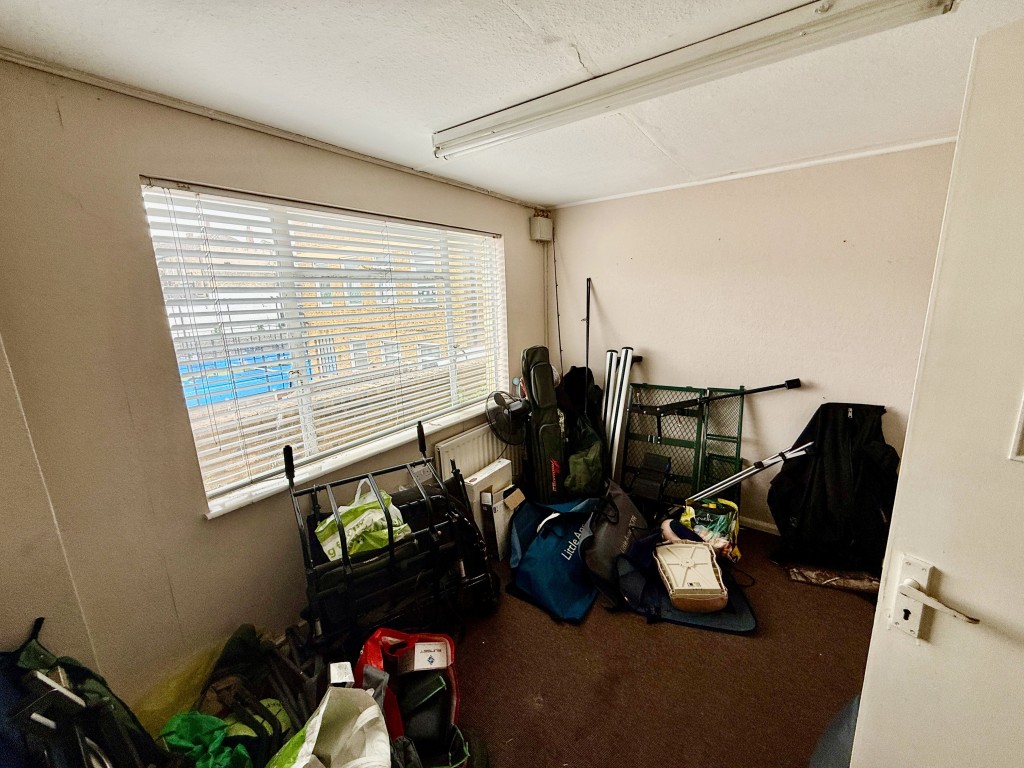 Lot: 15 - BUSINESS CENTRE FOR INVESTMENT WITH LAPSED PLANNING FOR 12 FLATS - Room 05